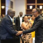 Rutaremara na Perezida Kagame basuhuzanya