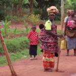 Abaturage bo mu Karere ka Ngoma, barinubira icyo bavuga ko ari ihohoterwa nyuma yuko ubuyobozi  bwaho bwacunze bamaze kubona akazi bahawe n’umushoramari, bukabahatira gutanga imisanzu ya gahunda ya ‘Ejo Heza’ .