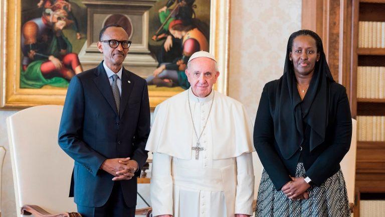 Ese Papa Francis wasezeweho bwa nyuma n’imbaga ni muntu ki ku Rwanda ?