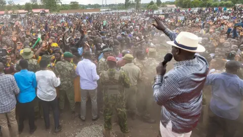 Kenya : Guverinoma yaburiye abatereye urukweto  Perezida Ruto mu ruhame