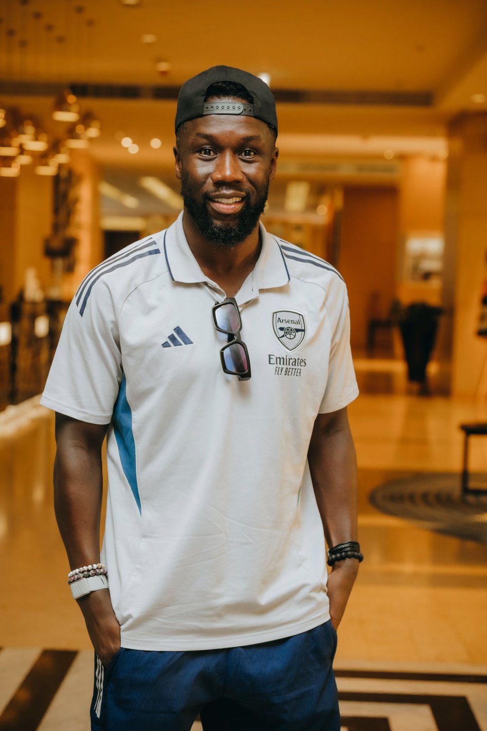 Yakkaxon yubka va paypoqda Tukli pussiesli ayollar bilan sovuq jinsiy aloqa